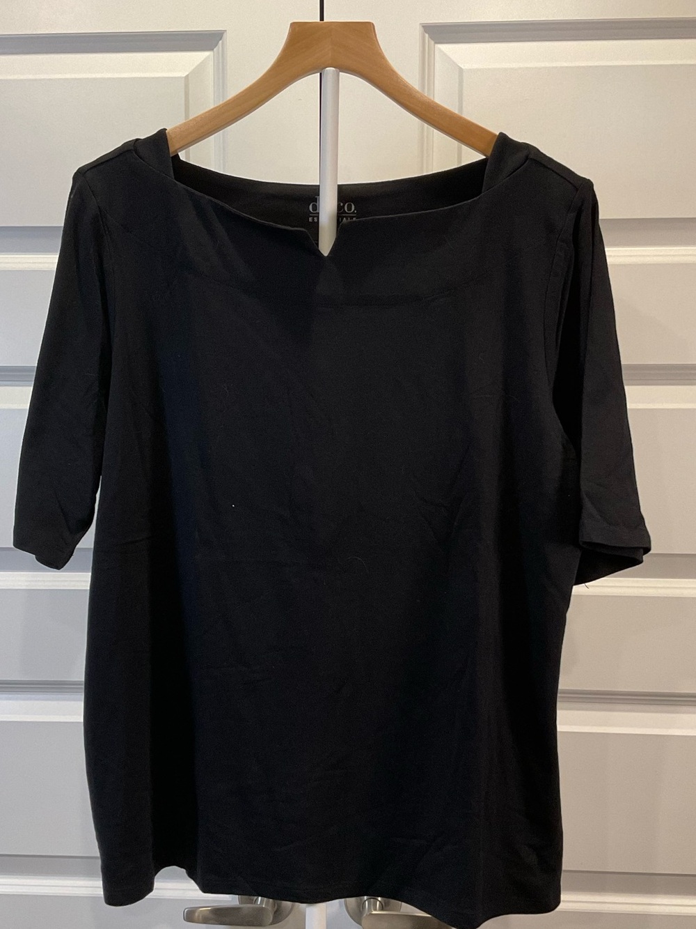D& Co Black Short-Sleeve Boatneck Tee — Classic Everyday Top